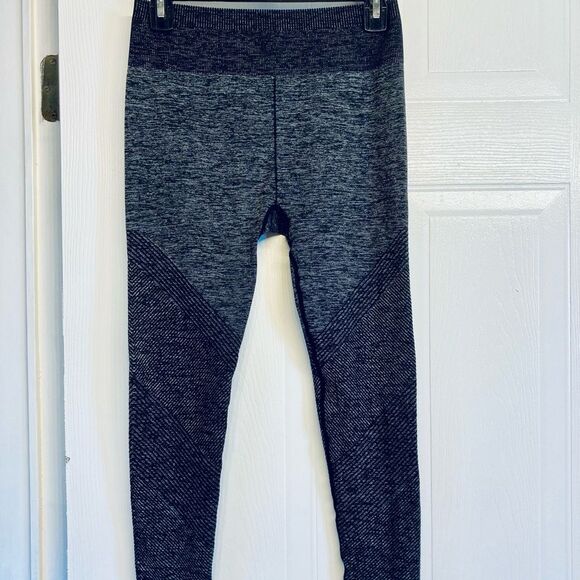 Fabletics Mid-Rise Seamless Ribbed 7/8‎ Leggings S - Picture 2 of 9